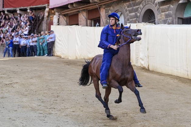 Costumed rehearsal the day before the August 2026 Palio di Siena Siena, Piazza del Campo August 15, 2026. The morning trial took place earlier today, featuring jockeys wearing the colors of the ten *Contrade* that will participate in the race on August 16. Siena Piazza Del Campo Toscana ITALIA Copyright: xSALVATORExDExROSAxSalvatorexDexRosax DSC01088