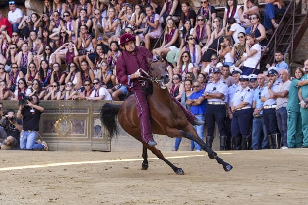 Costumed rehearsal the day before the August 2026 Palio di Siena Siena, Piazza del Campo August 15, 2026. The morning trial took place earlier today, featuring jockeys wearing the colors of the ten *Contrade* that will participate in the race on August 16. Siena Piazza Del Campo Toscana ITALIA Copyright: xSALVATORExDExROSAxSalvatorexDexRosax DSC01092