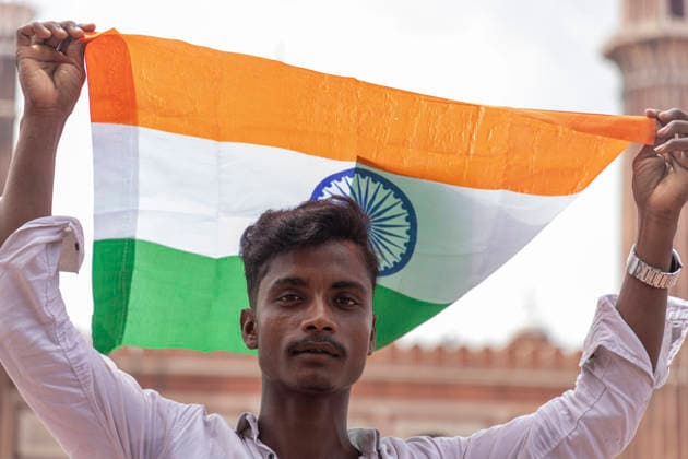 August 15, 2026, Srinagar, New Delhi, India: A Muslim man holds the Indian tricolour flag during celebrations marking India s 80th Independence Day, in Delhi, India, August 15, 2026 Srinagar India  - ZUMAa205 20260815_zip_a205_009 Copyright: xAdilxAbassx
