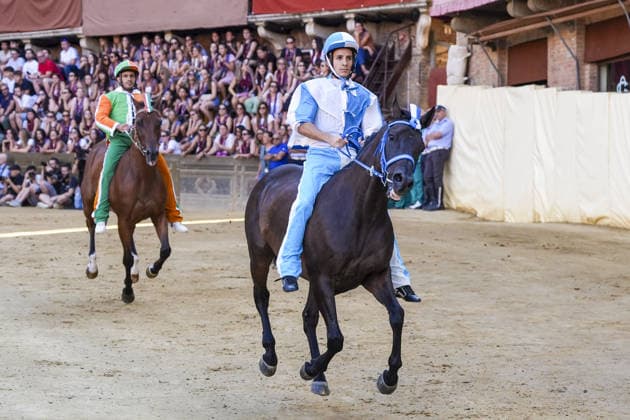 Costumed rehearsal the day before the August 2026 Palio di Siena Siena, Piazza del Campo August 15, 2026. The morning trial took place earlier today, featuring jockeys wearing the colors of the ten *Contrade* that will participate in the race on August 16. Siena Piazza Del Campo Toscana ITALIA Copyright: xSALVATORExDExROSAxSalvatorexDexRosax DSC01104