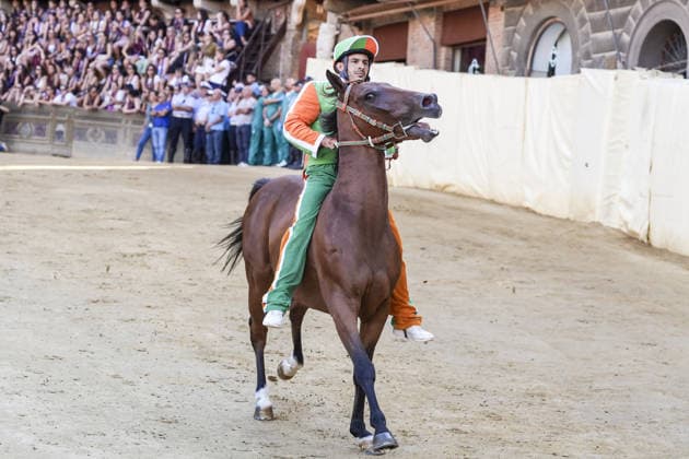 Costumed rehearsal the day before the August 2026 Palio di Siena Siena, Piazza del Campo August 15, 2026. The morning trial took place earlier today, featuring jockeys wearing the colors of the ten *Contrade* that will participate in the race on August 16. Siena Piazza Del Campo Toscana ITALIA Copyright: xSALVATORExDExROSAxSalvatorexDexRosax DSC01105_1