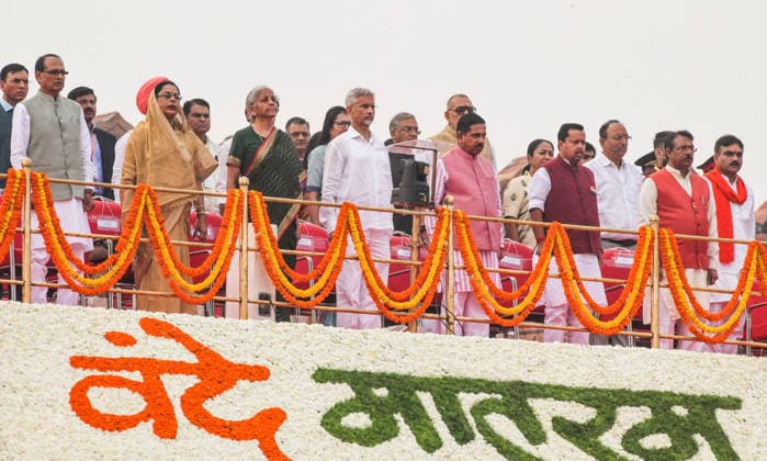 80th Independence Day Celebrations at Red Fort New Delhi, Aug 15 (ANI): Union Ministers Shivraj Singh Chouhan, Nirmala Sitharaman, S. Jaishankar, and Pralhad Joshi; Union MoS Harsh Malhotra; BJP National President and MP Nitin Nabin; and others stand for Vande Mataram during the 80th Independence Day celebrations at the Red Fort, in New Delhi on Saturday. NEW DELHI Delhi India Copyright: xANIx ANI_20260815185