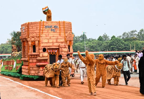 Tableaux of Bihar Government Schemes Displayed at Gandhi Maidan During Independence Day Celebrations Patna, Aug 15 (ANI): Tableaux depicting various Bihar government schemes are displayed and artists perform during the Independence Day celebrations at Gandhi Maidan, in Patna on Saturday. Patna Bihar India Copyright: xANIx ANI_20260815277