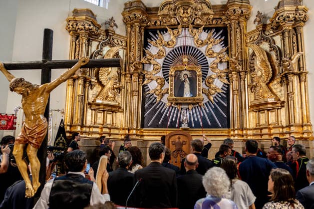 Events in honor of the Virgin of La Paloma in Madrid: Several firefighters during the lowering of the painting at the Church of the Virgin of La Paloma on August 15, 2026, in Madrid, Spain. The Fiestas de la Paloma, or Verbena de la Paloma, is a summer celebration in honor of the Virgin of La Paloma, originally held in the historic Calatrava neighborhood, near Toledo Street and Cebada Square, in the central district of the city of Madrid. The Virgin of La Paloma is considered the popular patron saint of the capital. AUGUST 15, 2026 PALOMA VIRGIN OF LA PALOMA MASS OFFERING FIREFIGHTERS UNVEILING OF THE PAINTING Madrid Madrid, Spain  Copyright: xRicardoxRubiox 7715406