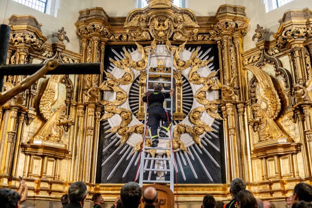 Events in Honor of the Virgin of La Paloma in Madrid A firefighter during the lowering of the painting at the Church of the Virgin of La Paloma on August 15, 2026, in Madrid, Spain. The Fiestas de la Paloma, or Verbena de la Paloma, is a summer celebration in honor of the Virgin of La Paloma, originally held in the historic Calatrava neighborhood, near Toledo Street and Cebada Square, in the central district of the city of Madrid. The Virgin of La Paloma is considered the popular patron saint of the capital. AUGUST 15, 2026 PALOMA VIRGIN OF LA PALOMA MASS OFFERING FIREFIGHTERS UNVEILING OF THE PAINTING Madrid Madrid, Spain  Copyright: xRicardoxRubiox 7715411