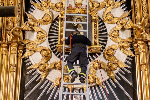 News Bilder des Tages Events in Honor of the Virgin of La Paloma in Madrid A firefighter during the lowering of the painting at the Church of the Virgin of La Paloma on August 15, 2026, in Madrid, Spain. The Fiestas de la Paloma, or Verbena de la Paloma, is a summer celebration in honor of the Virgin of La Paloma, originally held in the historic Calatrava neighborhood, near Toledo Street and Cebada Square, in the central district of the city of Madrid. The Virgin of La Paloma is considered the popular patron saint of the capital. AUGUST 15, 2026 PALOMA VIRGIN OF LA PALOMA MASS OFFERING FIREFIGHTERS UNVEILING OF THE PAINTING Madrid Madrid, Spain  Copyright: xRicardoxRubiox 7715413