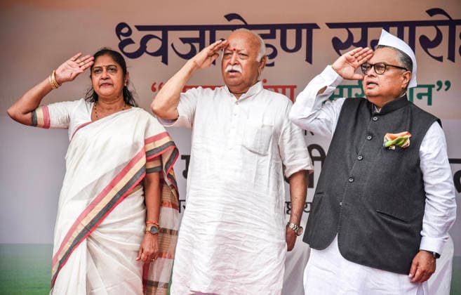 80th Independence Day Celebrations in Maharashtra s Nagpur Nagpur, Aug 15 (ANI): Rashtriya Swayamsevak Sangh (RSS) chief Mohan Bhagwat salutes during the flag-hoisting ceremony of the tricolour on the occasion of 80th Independence Day at Kasturchand Park, in Nagpur on Saturday. Nagpur s Mayor Neeta Thakre and Congress leader and Lokmat Media Group Chairman Vijay J. Darda present. Nagpur Maharashtra India Copyright: xANIx ANI_20260815355