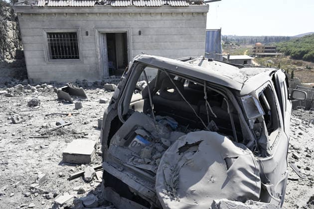 Israeli warplanes carried out airstrikes on towns in southern Lebanon despite the ceasefire NABATIEH GOVERNORATE, LEBANON - AUGUST 15: A general view of widespread destruction and piles of rubble following an Israeli airstrike on the town of Ansar in the Nabatieh Governorate, southern Lebanon, on August 15, 2026. At least seven people were killed and three others injured when an early morning air raid targeted a residential area, leaving severe structural damage across the neighborhood. Houssam Shbaro Anadolu Nabatieh Lebanon. Editorial use only. Please get in touch for any other usage.  Copyright: x2026xAnadoluxHoussamxShbarox