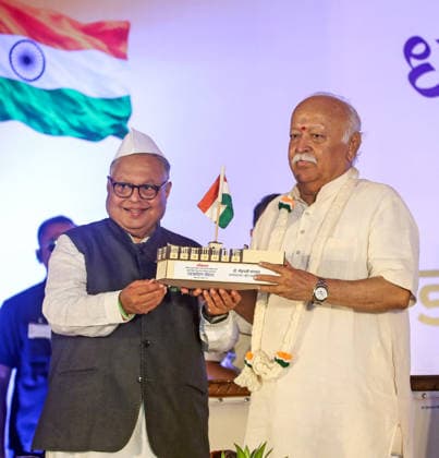 80th Independence Day Celebrations in Maharashtra s Nagpur Nagpur, Aug 15 (ANI): Rashtriya Swayamsevak Sangh (RSS) chief Mohan Bhagwat gets felicitated by Congress leader and Lokmat Media Group Chairman, Vijay J. Darda, during the flag-hoisting ceremony of the 200-foot-long tricolour on the occasion of 80th Independence Day at Kasturchand Park, in Nagpur on Saturday. Nagpur Maharashtra India Copyright: xANIx ANI_20260815393