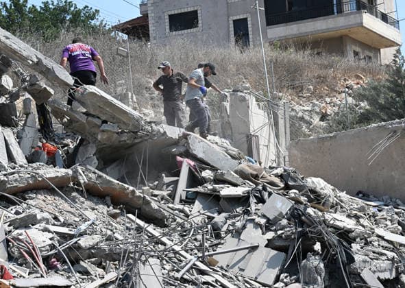 Israeli warplanes carried out airstrikes on towns in southern Lebanon despite the ceasefire NABATIEH GOVERNORATE, LEBANON - AUGUST 15: A general view of widespread destruction and piles of rubble following an Israeli airstrike on the town of Ansar in the Nabatieh Governorate, southern Lebanon, on August 15, 2026. At least seven people were killed and three others injured when an early morning air raid targeted a residential area, leaving severe structural damage across the neighborhood. Houssam Shbaro Anadolu Nabatieh Lebanon. Editorial use only. Please get in touch for any other usage.  Copyright: x2026xAnadoluxHoussamxShbarox