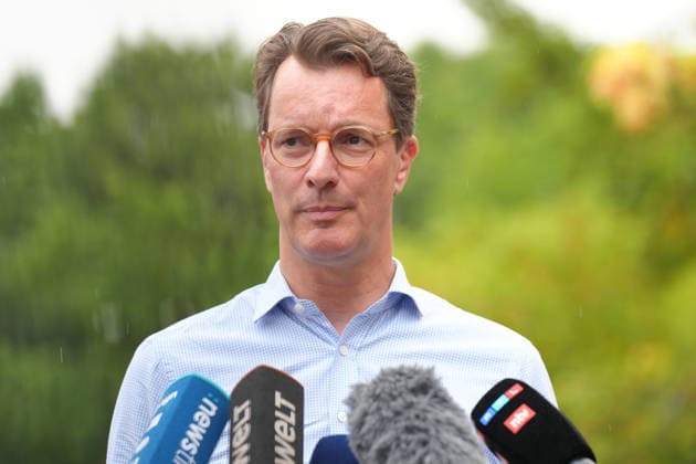 NRW Ministepraesident besucht Waldbrandgebiet in Huertenwald NRW Ministerpraesident Hendrik Wuest im Portrait beim Statement im Nachgang seines Besuches bei den Einsatzkraeften im Waldbrandgebiet, Huertgenwald, Statement;Portrait;, 15.08.2026 Huertgenwald NRW Deutschland *** NRW Minister-President Visits Wildfire Area in Huertenwald: A portrait of NRW Minister-President Hendrik Wuest as he makes a statement following his visit to emergency responders in the wildfire area in Huertenwald; Statement Portrait, August 15, 2026, Huertenwald, NRW, Germany