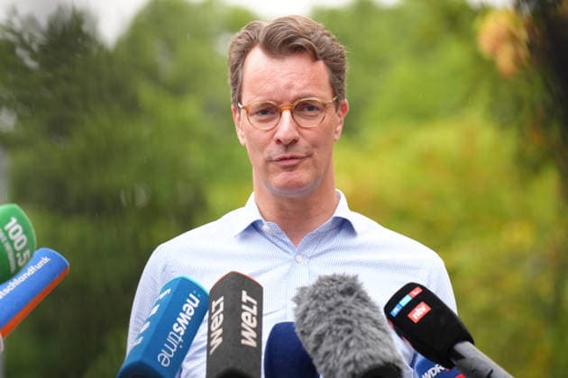 NRW Ministepraesident besucht Waldbrandgebiet in Huertenwald NRW Ministerpraesident Hendrik Wuest im Portrait beim Statement im Nachgang seines Besuches bei den Einsatzkraeften im Waldbrandgebiet, Huertgenwald, Statement;Portrait;, 15.08.2026 Huertgenwald NRW Deutschland *** NRW Minister-President Visits Wildfire Area in Huertenwald: A portrait of NRW Minister-President Hendrik Wuest as he makes a statement following his visit to emergency responders in the wildfire area in Huertenwald; Statement Portrait, August 15, 2026, Huertenwald, NRW, Germany