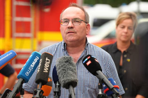 NRW Ministepraesident besucht Waldbrandgebiet in Huertenwald Landrat Dr. Ralf Nolten im Portrait beim Statement im Nachgang seines Besuches bei den Einsatzkraeften im Waldbrandgebiet, Huertgenwald, Statement;Portrait;, 15.08.2026 Huertgenwald NRW Deutschland *** NRW Deputy Minister-President Visits Wildfire Area in Huertenwald: Portrait of District Administrator Dr. Ralf Nolten as he makes a statement following his visit to emergency responders in the wildfire area, Huertgenwald; Statement Portrait, August 15, 2026, Huertgenwald, NRW, Germany