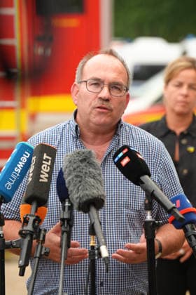 NRW Ministepraesident besucht Waldbrandgebiet in Huertenwald Landrat Dr. Ralf Nolten im Portrait beim Statement im Nachgang seines Besuches bei den Einsatzkraeften im Waldbrandgebiet, Huertgenwald, Statement;Portrait;, 15.08.2026 Huertgenwald NRW Deutschland *** NRW Deputy Minister-President Visits Wildfire Area in Huertenwald: Portrait of District Administrator Dr. Ralf Nolten as he makes a statement following his visit to emergency responders in the wildfire area, Huertgenwald; Statement Portrait, August 15, 2026, Huertgenwald, NRW, Germany