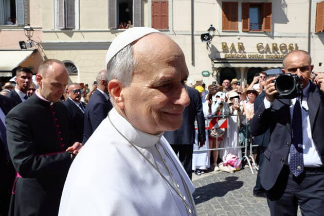 ITALY - POPE LEO XIV ARRIVES TO LEAD HOLY MASS FOR THE SOLEMNITY OF THE ASSUNTION OF THE BLESSED VIRGIN MARY IN THE PONTIFICAL PARISH OF ST THOMAS OF VILLANOVA IN THE PONTIFICAL SUMMER ESTATE OF CASTEL GANDOLGO - 2026 8 15 Italy, Castel Gandolfo , Vatican, 2026 8 15 Pope Leo XIV arrives to lead Holy Mass for the Solemnity of the Assumption of the Blessed Virgin Mary in the Parrocchia Pontificia di San Tommaso da Villanova (Pontifical Parish of St. Thomas of Villanova) in the pontifical summer estate of Castel Gandolfo, near Rome, Italy EDITORIAL USE ONLY - NO BOOKS Copyright: xG.galazkax POOL xCPPx