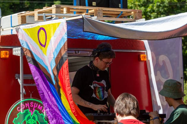 Plauen CSD Vogtland zieht durchs Stadtgebiet Demonstration für Vielfalt und gegen Diskriminierung Am Samstag fand in Plauen der fünfte Christopher Street Day (CSD) Vogtland statt. Unter dem Motto Liebe ist bunt! Wir sind das bunte Hinterland. versammelten sich die Teilnehmer ab 12:00 Uhr zunächst zu einer Auftaktkundgebung am Oberen Bahnhof. Zu Beginn wurde eine Schweigeminute zum Gedenken an die Opfer des Anschlags im Umfeld des Christopher Street Days in Berlin am 25. Juli abgehalten. Anschließend setzte sich gegen 12:30 Uhr der Demonstrationszug durch das Plauener Stadtgebiet in Bewegung. Nach Angaben der Organisatoren beteiligten sich rund 450 bis 500 Menschen an der Veranstaltung. Mit dem CSD wollten die Veransta Copyright: xEHLxMediax 20260815_csd-plauen-2026_1