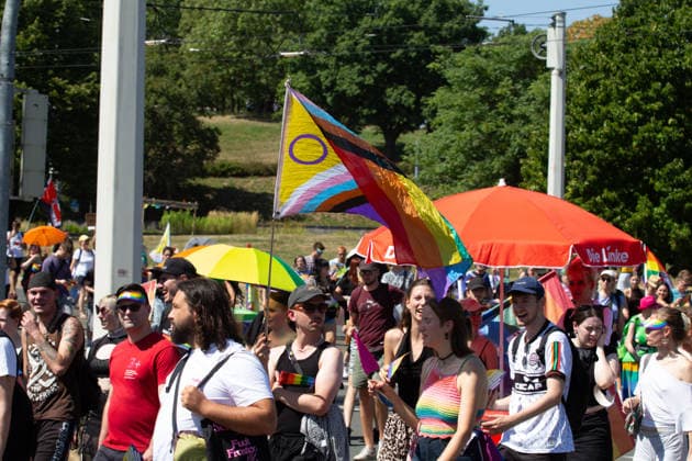 Plauen CSD Vogtland zieht durchs Stadtgebiet Demonstration für Vielfalt und gegen Diskriminierung Am Samstag fand in Plauen der fünfte Christopher Street Day (CSD) Vogtland statt. Unter dem Motto Liebe ist bunt! Wir sind das bunte Hinterland. versammelten sich die Teilnehmer ab 12:00 Uhr zunächst zu einer Auftaktkundgebung am Oberen Bahnhof. Zu Beginn wurde eine Schweigeminute zum Gedenken an die Opfer des Anschlags im Umfeld des Christopher Street Days in Berlin am 25. Juli abgehalten. Anschließend setzte sich gegen 12:30 Uhr der Demonstrationszug durch das Plauener Stadtgebiet in Bewegung. Nach Angaben der Organisatoren beteiligten sich rund 450 bis 500 Menschen an der Veranstaltung. Mit dem CSD wollten die Veransta Copyright: xEHLxMediax 20260815_csd-plauen-2026_11