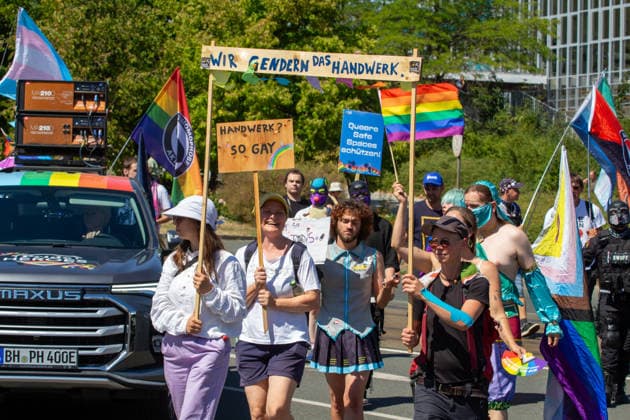 Plauen CSD Vogtland zieht durchs Stadtgebiet Demonstration für Vielfalt und gegen Diskriminierung Am Samstag fand in Plauen der fünfte Christopher Street Day (CSD) Vogtland statt. Unter dem Motto Liebe ist bunt! Wir sind das bunte Hinterland. versammelten sich die Teilnehmer ab 12:00 Uhr zunächst zu einer Auftaktkundgebung am Oberen Bahnhof. Zu Beginn wurde eine Schweigeminute zum Gedenken an die Opfer des Anschlags im Umfeld des Christopher Street Days in Berlin am 25. Juli abgehalten. Anschließend setzte sich gegen 12:30 Uhr der Demonstrationszug durch das Plauener Stadtgebiet in Bewegung. Nach Angaben der Organisatoren beteiligten sich rund 450 bis 500 Menschen an der Veranstaltung. Mit dem CSD wollten die Veransta Copyright: xEHLxMediax 20260815_csd-plauen-2026_13