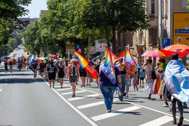Plauen CSD Vogtland zieht durchs Stadtgebiet Demonstration für Vielfalt und gegen Diskriminierung Am Samstag fand in Plauen der fünfte Christopher Street Day (CSD) Vogtland statt. Unter dem Motto Liebe ist bunt! Wir sind das bunte Hinterland. versammelten sich die Teilnehmer ab 12:00 Uhr zunächst zu einer Auftaktkundgebung am Oberen Bahnhof. Zu Beginn wurde eine Schweigeminute zum Gedenken an die Opfer des Anschlags im Umfeld des Christopher Street Days in Berlin am 25. Juli abgehalten. Anschließend setzte sich gegen 12:30 Uhr der Demonstrationszug durch das Plauener Stadtgebiet in Bewegung. Nach Angaben der Organisatoren beteiligten sich rund 450 bis 500 Menschen an der Veranstaltung. Mit dem CSD wollten die Veransta Copyright: xEHLxMediax 20260815_csd-plauen-2026_16
