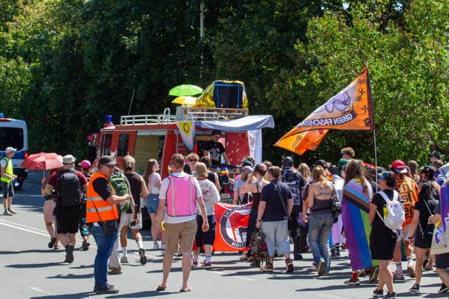 Plauen CSD Vogtland zieht durchs Stadtgebiet Demonstration für Vielfalt und gegen Diskriminierung Am Samstag fand in Plauen der fünfte Christopher Street Day (CSD) Vogtland statt. Unter dem Motto Liebe ist bunt! Wir sind das bunte Hinterland. versammelten sich die Teilnehmer ab 12:00 Uhr zunächst zu einer Auftaktkundgebung am Oberen Bahnhof. Zu Beginn wurde eine Schweigeminute zum Gedenken an die Opfer des Anschlags im Umfeld des Christopher Street Days in Berlin am 25. Juli abgehalten. Anschließend setzte sich gegen 12:30 Uhr der Demonstrationszug durch das Plauener Stadtgebiet in Bewegung. Nach Angaben der Organisatoren beteiligten sich rund 450 bis 500 Menschen an der Veranstaltung. Mit dem CSD wollten die Veransta Copyright: xEHLxMediax 20260815_csd-plauen-2026_18