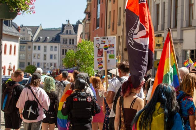 Plauen CSD Vogtland zieht durchs Stadtgebiet Demonstration für Vielfalt und gegen Diskriminierung Am Samstag fand in Plauen der fünfte Christopher Street Day (CSD) Vogtland statt. Unter dem Motto Liebe ist bunt! Wir sind das bunte Hinterland. versammelten sich die Teilnehmer ab 12:00 Uhr zunächst zu einer Auftaktkundgebung am Oberen Bahnhof. Zu Beginn wurde eine Schweigeminute zum Gedenken an die Opfer des Anschlags im Umfeld des Christopher Street Days in Berlin am 25. Juli abgehalten. Anschließend setzte sich gegen 12:30 Uhr der Demonstrationszug durch das Plauener Stadtgebiet in Bewegung. Nach Angaben der Organisatoren beteiligten sich rund 450 bis 500 Menschen an der Veranstaltung. Mit dem CSD wollten die Veransta Copyright: xEHLxMediax 20260815_csd-plauen-2026_24