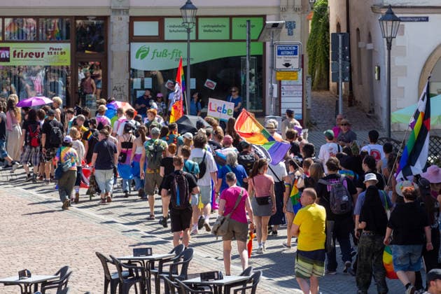 Plauen CSD Vogtland zieht durchs Stadtgebiet Demonstration für Vielfalt und gegen Diskriminierung Am Samstag fand in Plauen der fünfte Christopher Street Day (CSD) Vogtland statt. Unter dem Motto Liebe ist bunt! Wir sind das bunte Hinterland. versammelten sich die Teilnehmer ab 12:00 Uhr zunächst zu einer Auftaktkundgebung am Oberen Bahnhof. Zu Beginn wurde eine Schweigeminute zum Gedenken an die Opfer des Anschlags im Umfeld des Christopher Street Days in Berlin am 25. Juli abgehalten. Anschließend setzte sich gegen 12:30 Uhr der Demonstrationszug durch das Plauener Stadtgebiet in Bewegung. Nach Angaben der Organisatoren beteiligten sich rund 450 bis 500 Menschen an der Veranstaltung. Mit dem CSD wollten die Veransta Copyright: xEHLxMediax 20260815_csd-plauen-2026_27