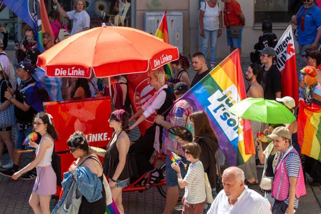 Plauen CSD Vogtland zieht durchs Stadtgebiet Demonstration für Vielfalt und gegen Diskriminierung Am Samstag fand in Plauen der fünfte Christopher Street Day (CSD) Vogtland statt. Unter dem Motto Liebe ist bunt! Wir sind das bunte Hinterland. versammelten sich die Teilnehmer ab 12:00 Uhr zunächst zu einer Auftaktkundgebung am Oberen Bahnhof. Zu Beginn wurde eine Schweigeminute zum Gedenken an die Opfer des Anschlags im Umfeld des Christopher Street Days in Berlin am 25. Juli abgehalten. Anschließend setzte sich gegen 12:30 Uhr der Demonstrationszug durch das Plauener Stadtgebiet in Bewegung. Nach Angaben der Organisatoren beteiligten sich rund 450 bis 500 Menschen an der Veranstaltung. Mit dem CSD wollten die Veransta Copyright: xEHLxMediax 20260815_csd-plauen-2026_28