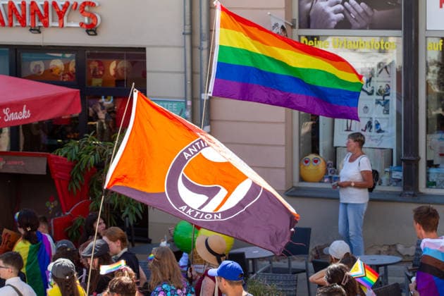 Plauen CSD Vogtland zieht durchs Stadtgebiet Demonstration für Vielfalt und gegen Diskriminierung Am Samstag fand in Plauen der fünfte Christopher Street Day (CSD) Vogtland statt. Unter dem Motto Liebe ist bunt! Wir sind das bunte Hinterland. versammelten sich die Teilnehmer ab 12:00 Uhr zunächst zu einer Auftaktkundgebung am Oberen Bahnhof. Zu Beginn wurde eine Schweigeminute zum Gedenken an die Opfer des Anschlags im Umfeld des Christopher Street Days in Berlin am 25. Juli abgehalten. Anschließend setzte sich gegen 12:30 Uhr der Demonstrationszug durch das Plauener Stadtgebiet in Bewegung. Nach Angaben der Organisatoren beteiligten sich rund 450 bis 500 Menschen an der Veranstaltung. Mit dem CSD wollten die Veransta Copyright: xEHLxMediax 20260815_csd-plauen-2026_29