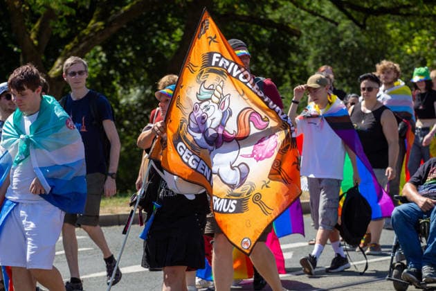 Plauen CSD Vogtland zieht durchs Stadtgebiet Demonstration für Vielfalt und gegen Diskriminierung Am Samstag fand in Plauen der fünfte Christopher Street Day (CSD) Vogtland statt. Unter dem Motto Liebe ist bunt! Wir sind das bunte Hinterland. versammelten sich die Teilnehmer ab 12:00 Uhr zunächst zu einer Auftaktkundgebung am Oberen Bahnhof. Zu Beginn wurde eine Schweigeminute zum Gedenken an die Opfer des Anschlags im Umfeld des Christopher Street Days in Berlin am 25. Juli abgehalten. Anschließend setzte sich gegen 12:30 Uhr der Demonstrationszug durch das Plauener Stadtgebiet in Bewegung. Nach Angaben der Organisatoren beteiligten sich rund 450 bis 500 Menschen an der Veranstaltung. Mit dem CSD wollten die Veransta Copyright: xEHLxMediax 20260815_csd-plauen-2026_7