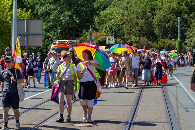 Plauen CSD Vogtland zieht durchs Stadtgebiet Demonstration für Vielfalt und gegen Diskriminierung Am Samstag fand in Plauen der fünfte Christopher Street Day (CSD) Vogtland statt. Unter dem Motto Liebe ist bunt! Wir sind das bunte Hinterland. versammelten sich die Teilnehmer ab 12:00 Uhr zunächst zu einer Auftaktkundgebung am Oberen Bahnhof. Zu Beginn wurde eine Schweigeminute zum Gedenken an die Opfer des Anschlags im Umfeld des Christopher Street Days in Berlin am 25. Juli abgehalten. Anschließend setzte sich gegen 12:30 Uhr der Demonstrationszug durch das Plauener Stadtgebiet in Bewegung. Nach Angaben der Organisatoren beteiligten sich rund 450 bis 500 Menschen an der Veranstaltung. Mit dem CSD wollten die Veransta Copyright: xEHLxMediax 20260815_csd-plauen-2026_8