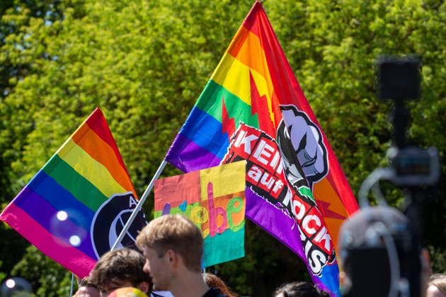 Plauen CSD Vogtland zieht durchs Stadtgebiet Demonstration für Vielfalt und gegen Diskriminierung Am Samstag fand in Plauen der fünfte Christopher Street Day (CSD) Vogtland statt. Unter dem Motto Liebe ist bunt! Wir sind das bunte Hinterland. versammelten sich die Teilnehmer ab 12:00 Uhr zunächst zu einer Auftaktkundgebung am Oberen Bahnhof. Zu Beginn wurde eine Schweigeminute zum Gedenken an die Opfer des Anschlags im Umfeld des Christopher Street Days in Berlin am 25. Juli abgehalten. Anschließend setzte sich gegen 12:30 Uhr der Demonstrationszug durch das Plauener Stadtgebiet in Bewegung. Nach Angaben der Organisatoren beteiligten sich rund 450 bis 500 Menschen an der Veranstaltung. Mit dem CSD wollten die Veransta Copyright: xEHLxMediax 20260815_csd-plauen-2026_9