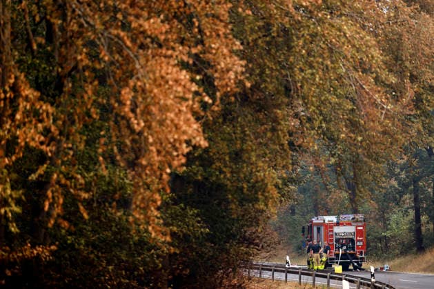 Hubschrauber von Bundeswehr und Bundespolizei, Bergepanzer der Bundeswehr und zahlreiche Kräfte von Feuerwehr und anderen Freiwilligen sind beim Waldbrand im Hürtgenwald im Einsatz. Mehrere Hundert Hektar Waldfläche stehen in Flammen, die Feuerwalze hat sich bis dicht an einzelne Stadtteile herangefressen. Bauern und Helfer bringen immer wieder neue Wassertanks heran. Wegen der anhaltenden Hitzewelle sind die Wälter extrem trocken. Hürtgenwald, 15.08.2026 NRW Deutschland *** Helicopters from the German Armed Forces and the Federal Police, armored recovery vehicles from the German Armed Forces, and numerous firefighters and other volunteers are on the scene of the wildfire in the Hürtgenwald. Several hundred hectares of forest are ablaz Copyright: xChristophxHardtx
