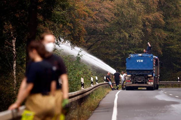 Hubschrauber von Bundeswehr und Bundespolizei, Bergepanzer der Bundeswehr und zahlreiche Kräfte von Feuerwehr und anderen Freiwilligen sind beim Waldbrand im Hürtgenwald im Einsatz. Mehrere Hundert Hektar Waldfläche stehen in Flammen, die Feuerwalze hat sich bis dicht an einzelne Stadtteile herangefressen. Bauern und Helfer bringen immer wieder neue Wassertanks heran. Wegen der anhaltenden Hitzewelle sind die Wälter extrem trocken. Hürtgenwald, 15.08.2026 NRW Deutschland *** Helicopters from the German Armed Forces and the Federal Police, armored recovery vehicles from the German Armed Forces, and numerous firefighters and other volunteers are on the scene of the wildfire in the Hürtgenwald. Several hundred hectares of forest are ablaz Copyright: xChristophxHardtx