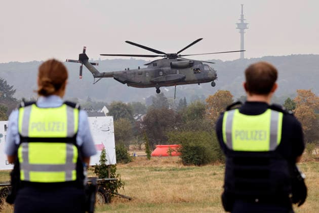 Hubschrauber von Bundeswehr und Bundespolizei, Bergepanzer der Bundeswehr und zahlreiche Kräfte von Feuerwehr und anderen Freiwilligen sind beim Waldbrand im Hürtgenwald im Einsatz. Mehrere Hundert Hektar Waldfläche stehen in Flammen, die Feuerwalze hat sich bis dicht an einzelne Stadtteile herangefressen. Bauern und Helfer bringen immer wieder neue Wassertanks heran. Wegen der anhaltenden Hitzewelle sind die Wälter extrem trocken. Hürtgenwald, 15.08.2026 NRW Deutschland *** Helicopters from the German Armed Forces and the Federal Police, armored recovery vehicles from the German Armed Forces, and numerous firefighters and other volunteers are on the scene of the wildfire in the Hürtgenwald. Several hundred hectares of forest are ablaz Copyright: xChristophxHardtx