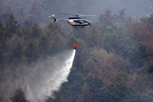 Hubschrauber von Bundeswehr und Bundespolizei, Bergepanzer der Bundeswehr und zahlreiche Kräfte von Feuerwehr und anderen Freiwilligen sind beim Waldbrand im Hürtgenwald im Einsatz. Mehrere Hundert Hektar Waldfläche stehen in Flammen, die Feuerwalze hat sich bis dicht an einzelne Stadtteile herangefressen. Bauern und Helfer bringen immer wieder neue Wassertanks heran. Wegen der anhaltenden Hitzewelle sind die Wälter extrem trocken. Hürtgenwald, 15.08.2026 NRW Deutschland *** Helicopters from the German Armed Forces and the Federal Police, armored recovery vehicles from the German Armed Forces, and numerous firefighters and other volunteers are on the scene of the wildfire in the Hürtgenwald. Several hundred hectares of forest are ablaz Copyright: xChristophxHardtx