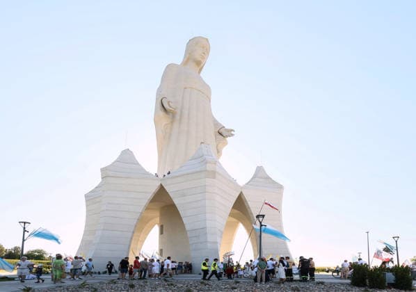 News Bilder des Tages Highest Virgin Mary statue in Europe unveiled Photo: Adam Burakowski East News Ceremony of the unveiling and consecration of the Monument to Our Lady of Mercy on August 15, 2026 in the village of Konotopie near Torun in north-central Poland. The monument, whose height reaches 55,6 metres, was privately financed by the Polish entrepreneur and stock market investor Roman Karkosik. This is the highest Virgin Mary statue in Europe and second highest in the world. EN_01682639_0123 