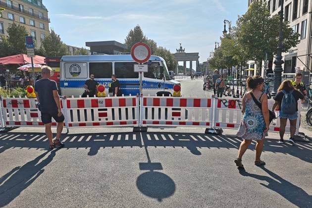 Berlin, Deutschland, 15.08.2026: Brandenburger Tor Straße des 17. Juni: Techno-Parade Rave the Planet : Die Polizei hat die Zufahrt von Unter den Linden abgesperrt. *** Berlin, Germany, August 15, 2026 Brandenburg Gate Straße des 17. Juni Techno Parade Rave the Planet The police have blocked off access from Unter den Linden Copyright: xdtsxNachrichtenagenturx dts_130192
