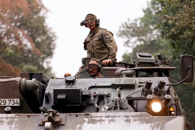 Hubschrauber von Bundeswehr und Bundespolizei, Bergepanzer der Bundeswehr und zahlreiche Kräfte von Feuerwehr, Polizei und anderen Freiwilligen sind beim Waldbrand im Hürtgenwald im Einsatz. Mehrere Hundert Hektar Waldfläche stehen in Flammen, die Feuerwalze hat sich bis dicht an einzelne Stadtteile herangefressen. Bauern und Helfer bringen immer wieder neue Wassertanks heran. Wegen der anhaltenden Hitzewelle sind die Wälter extrem trocken. Hürtgenwald, 15.08.2026 NRW Deutschland *** Helicopters from the German Armed Forces and the Federal Police, armored recovery vehicles from the German Armed Forces, and numerous firefighters, police officers, and other volunteers are on the scene of the forest fire in the Hürtgenwald. Several hundre Copyright: xChristophxHardtx