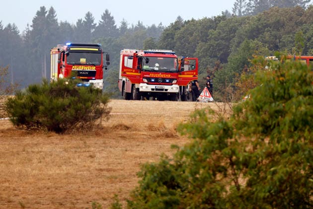 Hubschrauber von Bundeswehr und Bundespolizei, Bergepanzer der Bundeswehr und zahlreiche Kräfte von Feuerwehr, Polizei und anderen Freiwilligen sind beim Waldbrand im Hürtgenwald im Einsatz. Mehrere Hundert Hektar Waldfläche stehen in Flammen, die Feuerwalze hat sich bis dicht an einzelne Stadtteile herangefressen. Bauern und Helfer bringen immer wieder neue Wassertanks heran. Wegen der anhaltenden Hitzewelle sind die Wälter extrem trocken. Hürtgenwald, 15.08.2026 NRW Deutschland *** Helicopters from the German Armed Forces and the Federal Police, armored recovery vehicles from the German Armed Forces, and numerous firefighters, police officers, and other volunteers are on the scene of the forest fire in the Hürtgenwald. Several hundre Copyright: xChristophxHardtx