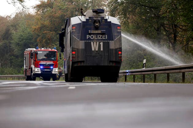 Hubschrauber von Bundeswehr und Bundespolizei, Bergepanzer der Bundeswehr und zahlreiche Kräfte von Feuerwehr, Polizei und anderen Freiwilligen sind beim Waldbrand im Hürtgenwald im Einsatz. Mehrere Hundert Hektar Waldfläche stehen in Flammen, die Feuerwalze hat sich bis dicht an einzelne Stadtteile herangefressen. Bauern und Helfer bringen immer wieder neue Wassertanks heran. Wegen der anhaltenden Hitzewelle sind die Wälter extrem trocken. Hürtgenwald, 15.08.2026 NRW Deutschland *** Helicopters from the German Armed Forces and the Federal Police, armored recovery vehicles from the German Armed Forces, and numerous firefighters, police officers, and other volunteers are on the scene of the forest fire in the Hürtgenwald. Several hundre Copyright: xChristophxHardtx