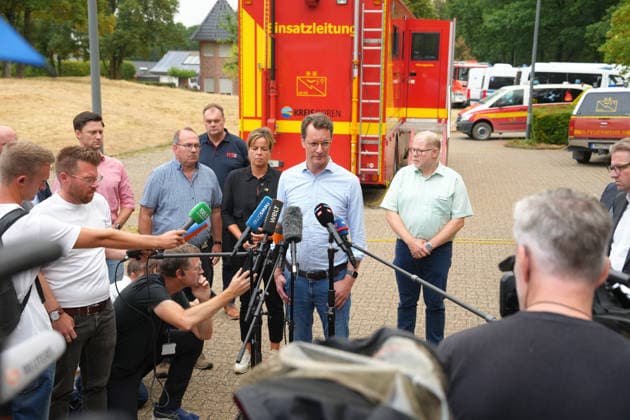 NRW Ministepraesident besucht Waldbrandgebiet in Huertenwald NRW Ministerpraesident Hendrik Wuest im Portrait beim Statement im Nachgang seines Besuches bei den Einsatzkraeften im Waldbrandgebiet, Huertgenwald, Statement;Portrait;, 15.08.2026 Huertgenwald NRW Deutschland *** NRW Minister-President Visits Wildfire Area in Huertenwald: A portrait of NRW Minister-President Hendrik Wuest as he makes a statement following his visit to emergency responders in the wildfire area in Huertenwald; Statement Portrait, August 15, 2026, Huertenwald, NRW, Germany