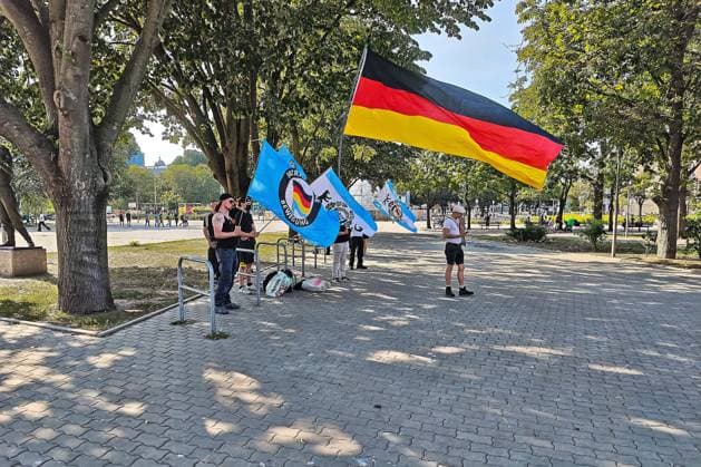 Berlin, Deutschland, 15.08.2026: Demo der Patriotischen Bewegung vor dem Roten Rathaus nahe Neptunbrunnen *** Berlin, Germany, August 15, 2026: Demonstration by the Patriotic Movement in front of the Red City Hall near the Neptune Fountain Copyright: xdtsxNachrichtenagenturx dts_130209