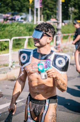 Berlin, Deutschland, 15. August 2026: Teilnehmer und Besucher bei Rave The Planet in Berlin. Tausende Menschen feiern bei der Techno-Parade mit elektronischer Musik, DJs und fahrenden Musiktrucks rund um die Straße des 17. Juni und den Berliner Tiergarten. Rave The Planet 2026 in Berlin Teilnehmer an der Siegessäule *** Berlin, Germany, August 15, 2026 Participants and visitors at Rave The Planet in Berlin Thousands of people celebrate at the Techno Parade with electronic music, DJs, and moving music trucks around Straße des 17. Juni and Berlin’s Tiergarten Rave The Planet 2026 in Berlin Participants at the Victory Column