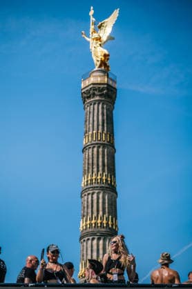 Berlin, Deutschland, 15. August 2026: Teilnehmer feiern bei Rave The Planet vor der Berliner Siegessäule. Die Techno-Parade zieht mit DJs, Musiktrucks und zahlreichen Besuchern durch das Zentrum der Hauptstadt. Rave The Planet 2026 in Berlin Teilnehmer an der Siegessäule *** Berlin, Germany, August 15, 2026: Participants celebrate at Rave The Planet in front of Berlin’s Victory Column. The Techno Parade winds its way through the center of the capital with DJs, music trucks, and numerous visitors. Rave The Planet 2026 in Berlin: Participants at the Victory Column