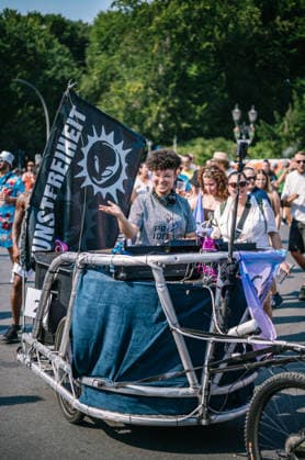 Berlin, Deutschland, 15. August 2026: Ein DJ spielt während Rave The Planet in Berlin vor zahlreichen Teilnehmern der Techno-Parade. Rave The Planet 2026 in Berlin DJ während der Parade *** Berlin, Germany, August 15, 2026 A DJ performs during Rave The Planet in Berlin in front of a large crowd of Techno Parade participants Rave The Planet 2026 in Berlin DJ during the parade