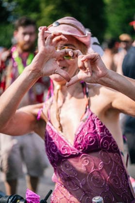 Berlin, Deutschland, 15. August 2026: Teilnehmer von Rave The Planet posieren während der Techno-Parade in Berlin für die Kamera. Rave The Planet 2026 in Berlin Teilnehmer an der Siegessäule *** Berlin, Germany, August 15, 2026 Rave The Planet participants pose for the camera during the Techno Parade in Berlin Rave The Planet 2026 in Berlin Participants at the Victory Column