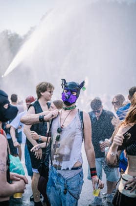 Berlin, Deutschland, 15. August 2026: Teilnehmer und Besucher bei Rave The Planet in Berlin. Tausende Menschen feiern bei der Techno-Parade mit elektronischer Musik, DJs und fahrenden Musiktrucks rund um die Straße des 17. Juni und den Berliner Tiergarten. Rave The Planet 2026 in Berlin Teilnehmer an der Siegessäule *** Berlin, Germany, August 15, 2026 Participants and visitors at Rave The Planet in Berlin Thousands of people celebrate at the Techno Parade with electronic music, DJs, and moving music trucks around Straße des 17. Juni and Berlin’s Tiergarten Rave The Planet 2026 in Berlin Participants at the Victory Column