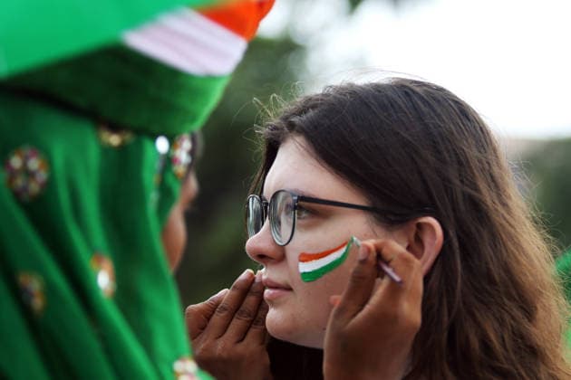 RECORD DATE NOT STATED People gather at Kartavya Path to celebrate 80th Independence Day New Delhi, Aug 15 (ANI): A woman applies Tiranga face paint on a girl s face at Kartavya Path to celebrate 80th Independence Day, in New Delhi on Saturday. New Delhi Delhi India Copyright: xANIx ANI_20260815508
