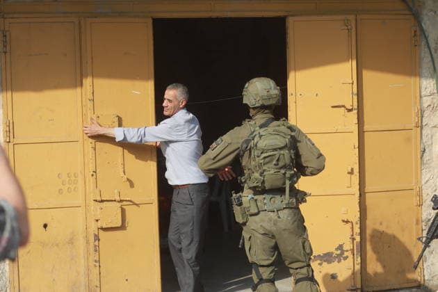 Israeli Soldiers Deploy in Hebron Old City as Settlers Tour Area Israeli soldiers deploy in the Old City of Hebron in the West Bank, on August 15, 2026, as Israeli settlers tour the area under their protection after forces closed roads and alleys, restricting the movement of Palestinian residents. Photo by Mamoun Wazwaz apaimages Hebron West Bank Palestinian Territory 150826_Hebron_MW_00(28) Copyright: xapaimagesxMamounxWazwazx xapaimagesx