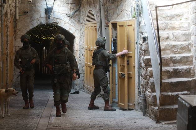 Israeli Soldiers Deploy in Hebron Old City as Settlers Tour Area Israeli soldiers deploy in the Old City of Hebron in the West Bank, on August 15, 2026, as Israeli settlers tour the area under their protection after forces closed roads and alleys, restricting the movement of Palestinian residents. Photo by Mamoun Wazwaz apaimages Hebron West Bank Palestinian Territory 150826_Hebron_MW_00(20) Copyright: xapaimagesxMamounxWazwazx xapaimagesx